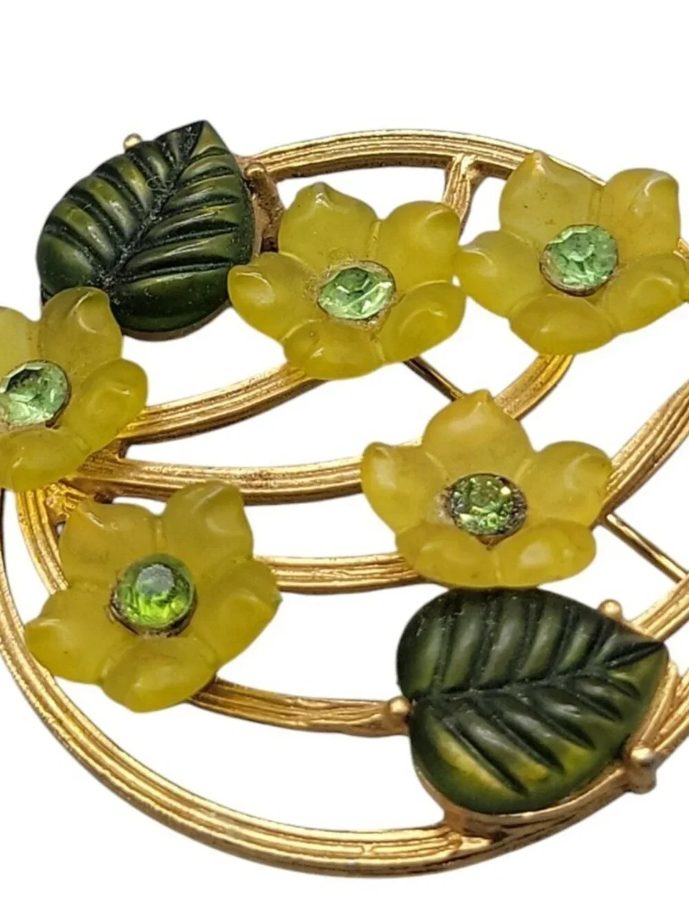 VTG Lucite Flower Wreath Brooch Gold Tone Molded Glass Leaf Circle Pin Unsigned
